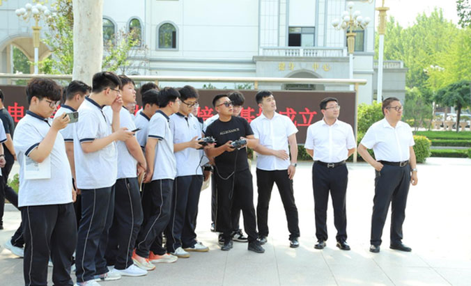 电力学校师生代表观摩无人机操控表演