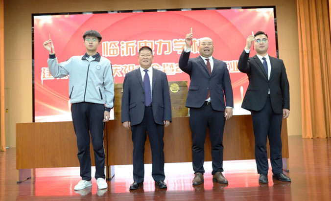 校长赵福纪为师生代表分发钥匙